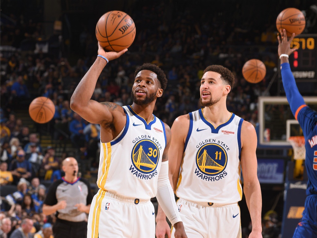 “中国之队进校园公益活动：国脚‘回家’，大连东北路小学激情沸腾”